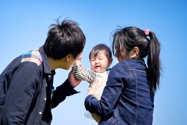 Đối xử với trẻ một cách bình tĩnh và nhẹ nhàng, kiên nhẫn với con