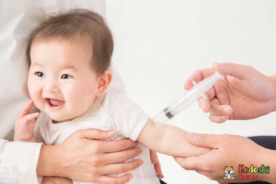 Bố mẹ nhớ tiêm vắc xin bé đúng hẹn, đầy đủ 