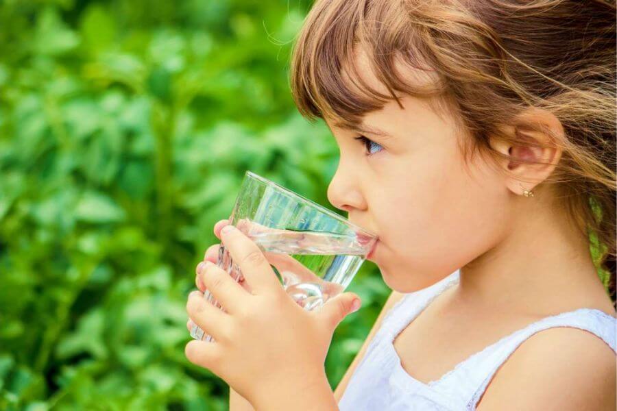 Uống nước được xem là cách tăng sức đề kháng cho trẻ hiệu quả