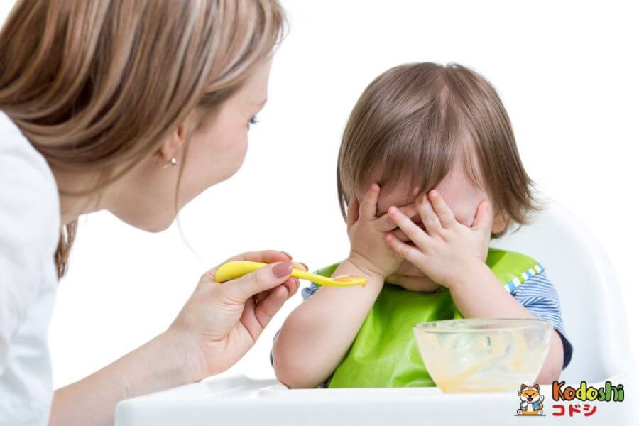 Trẻ biếng ăn không chịu hợp tác trong các bữa ăn