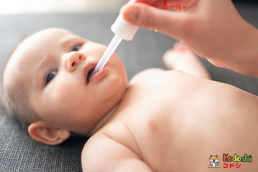 Cho bé đi uống vitamin K sau khi chào đời