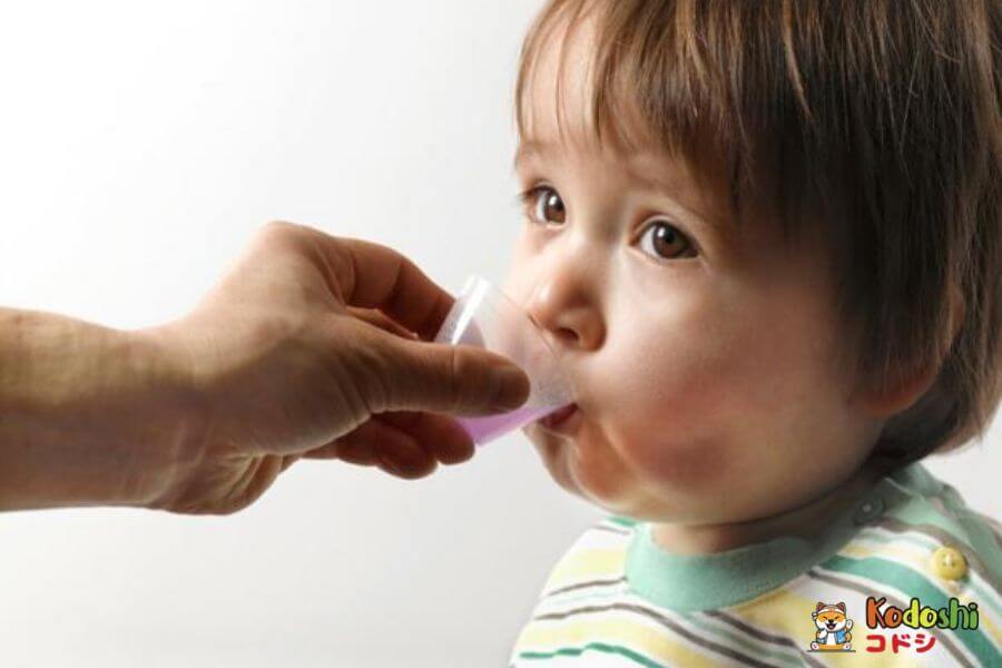 Cho bé uống hạ sốt để nhanh khỏi