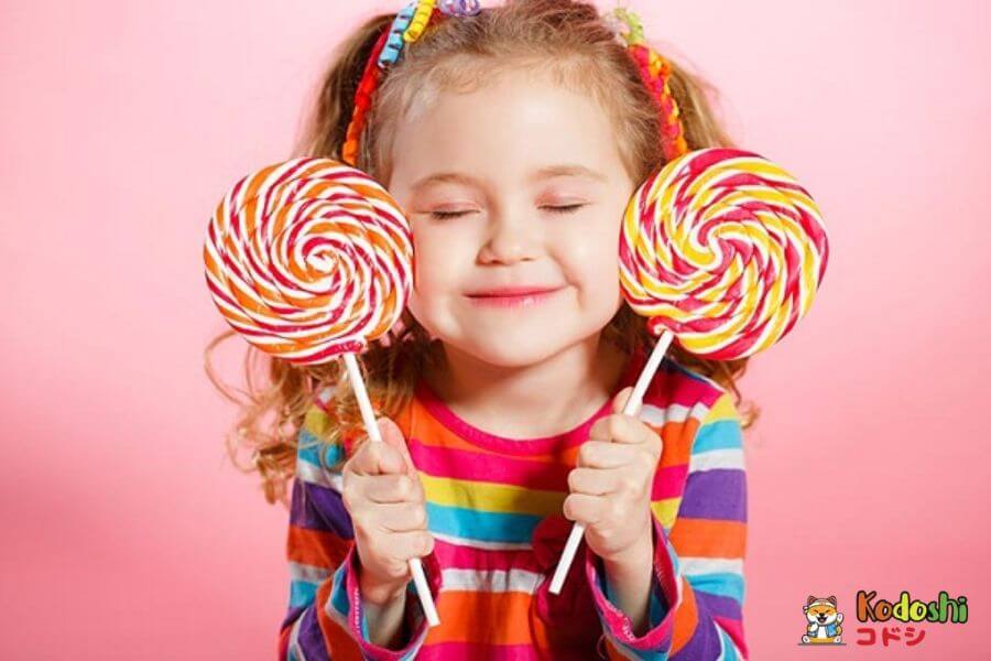 Ăn bánh kẹo trước bữa ăn sẽ làm bé lười ăn