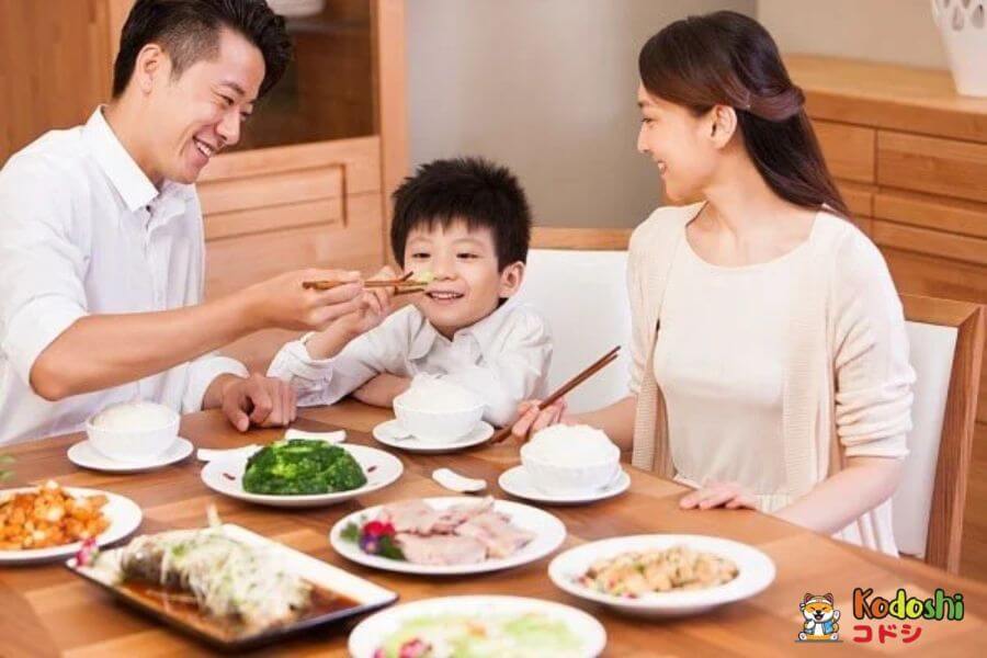 Trong bữa ăn nên thoải mái, vui vẻ với bé