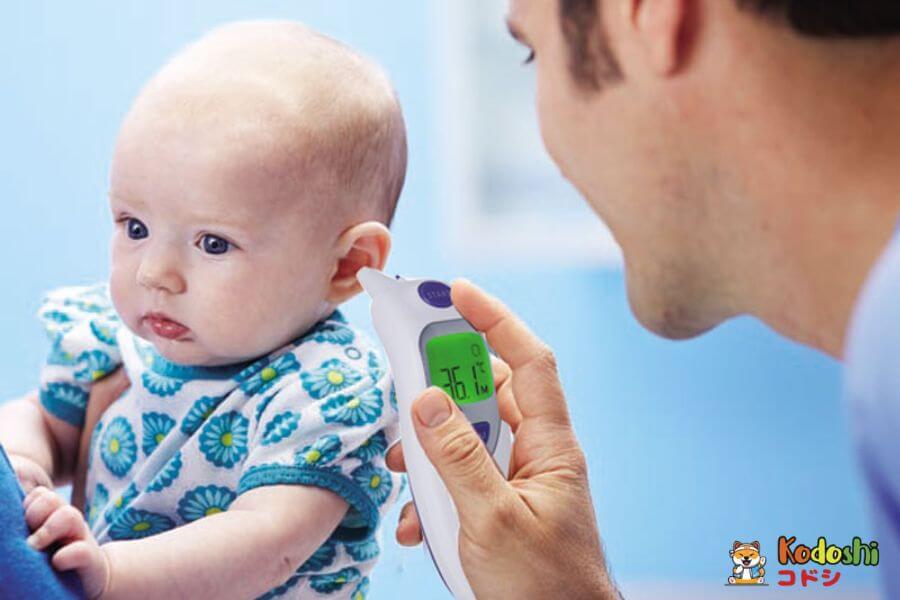 Luôn chú ý theo dõi nhiệt độ cơ thể bé