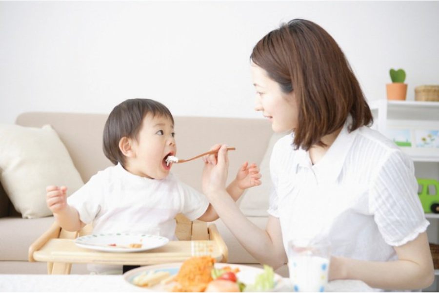 Trẻ từ 9 đến 12 tháng tuổi sẽ ăn được nhiều loại thực phẩm đa dạng hơn. 