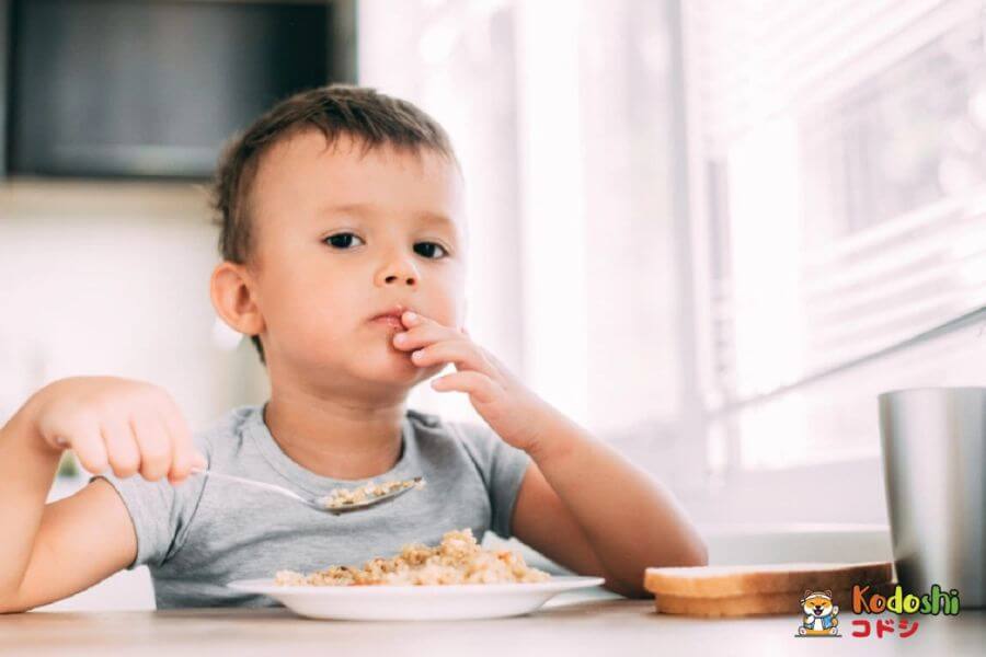 Tránh cho bé ăn vặt sát bữa chính