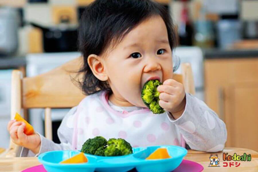 Mẹ nhớ rèn luyện thói quen ăn vặt điều độ cho bé