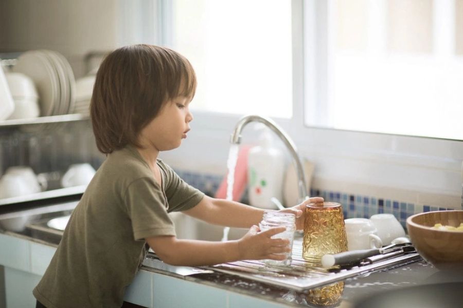 Để cho bé làm việc nhà, tự lập từ sớm