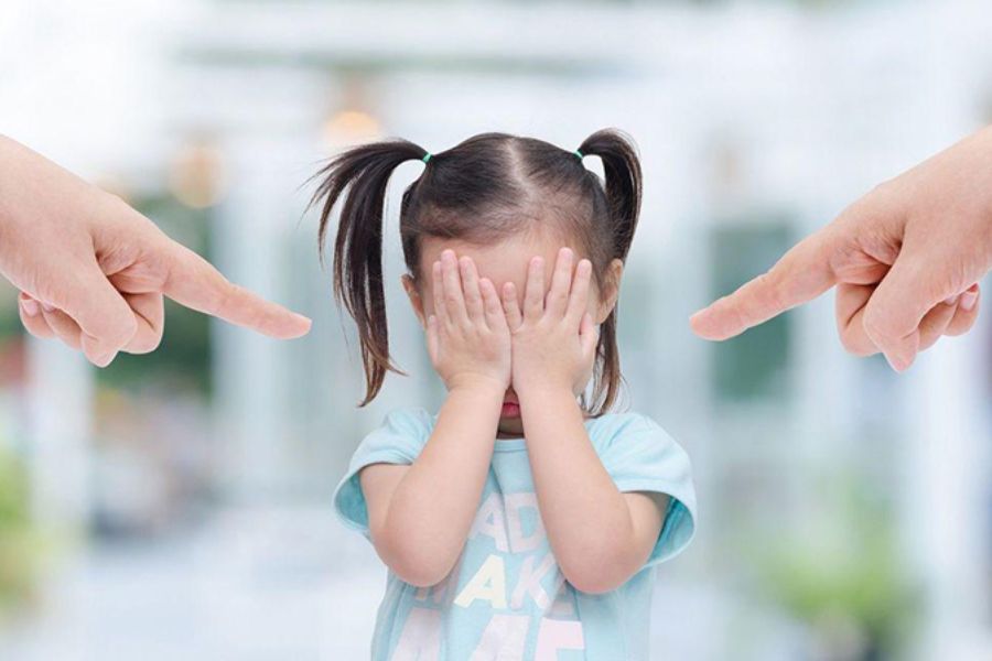 La mắng sẽ làm bé tự ti, bối rối trước mặt người khác