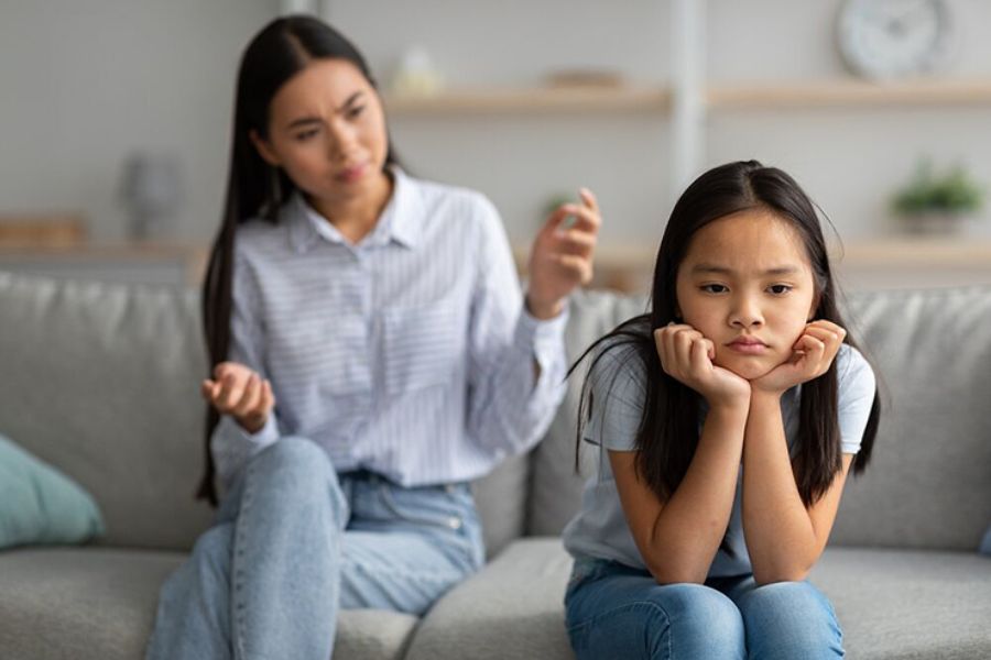 Chỉ dạy bé một cách nhẹ nhàng, không gây ra tiêu cực
