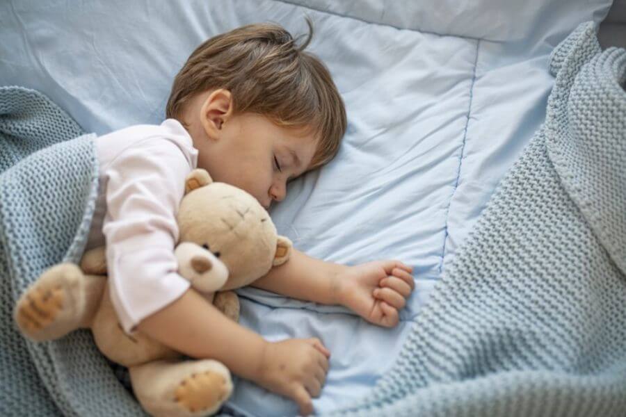 Bé ngủ đủ giấc giúp tăng đề kháng.