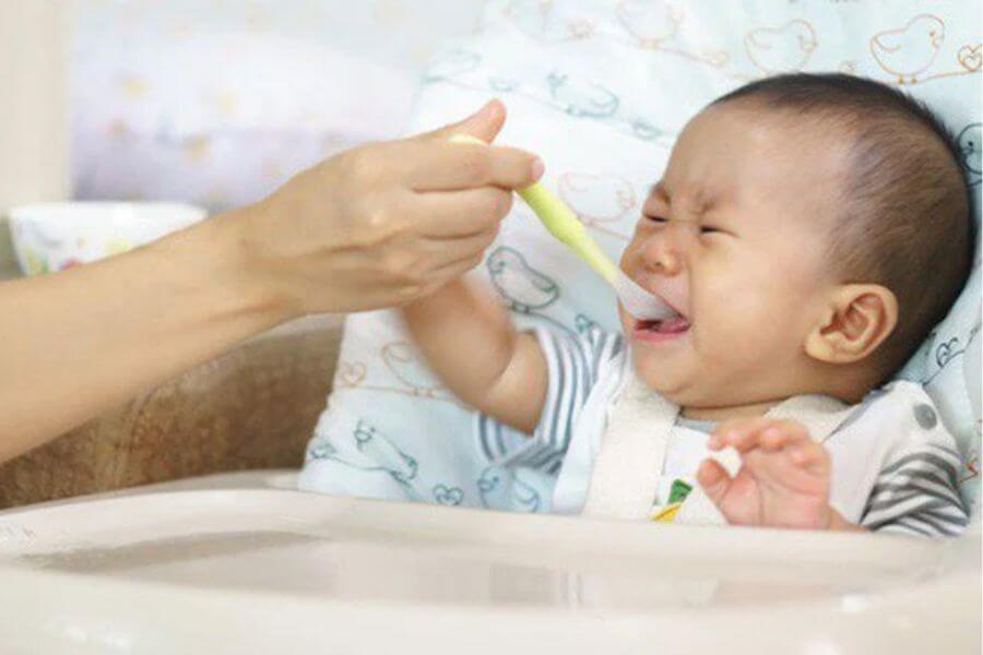 Chế độ ăn không cân bằng khiến bé bị thiếu vi chất và quấy khóc