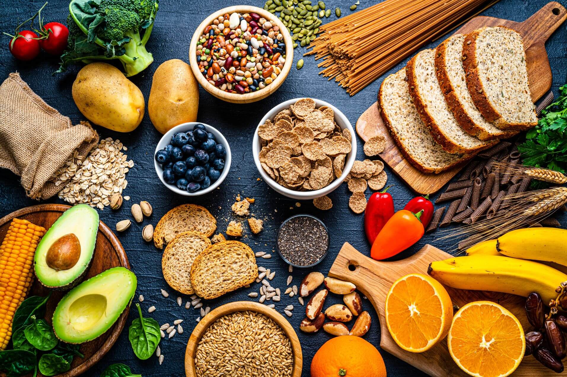Bạn có thể tìm thấy thực phẩm giàu chất xơ trong các loại rau củ sặc sỡ và trái cây.