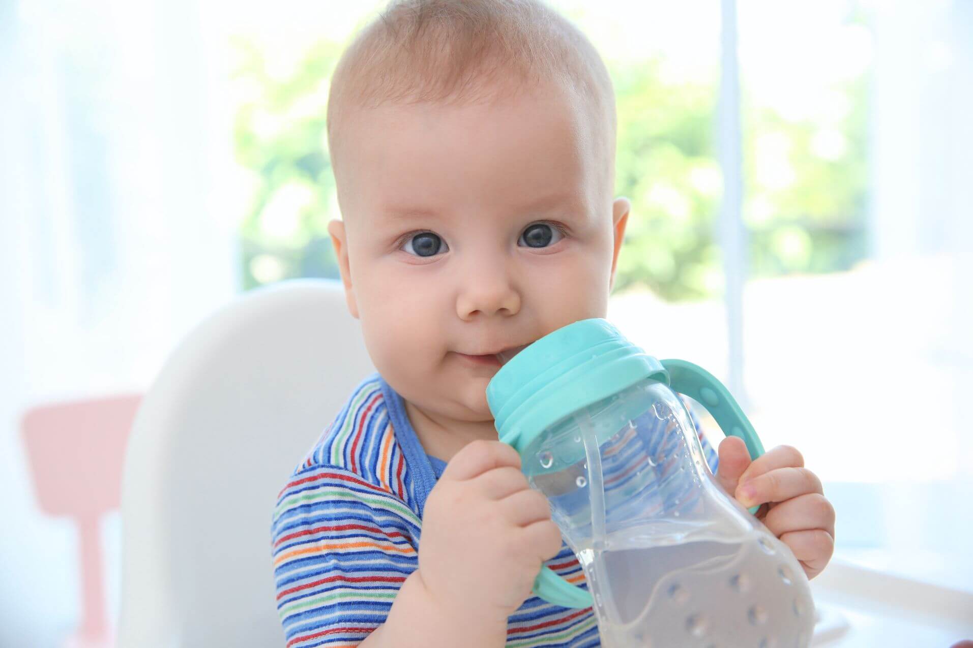 Bé uống nước giúp quá trình tiêu hoá thuận lợi hơn.