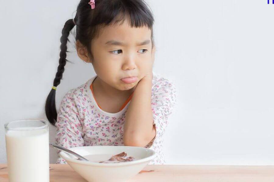 Bé không vui vẻ, hợp tác trong bữa ăn