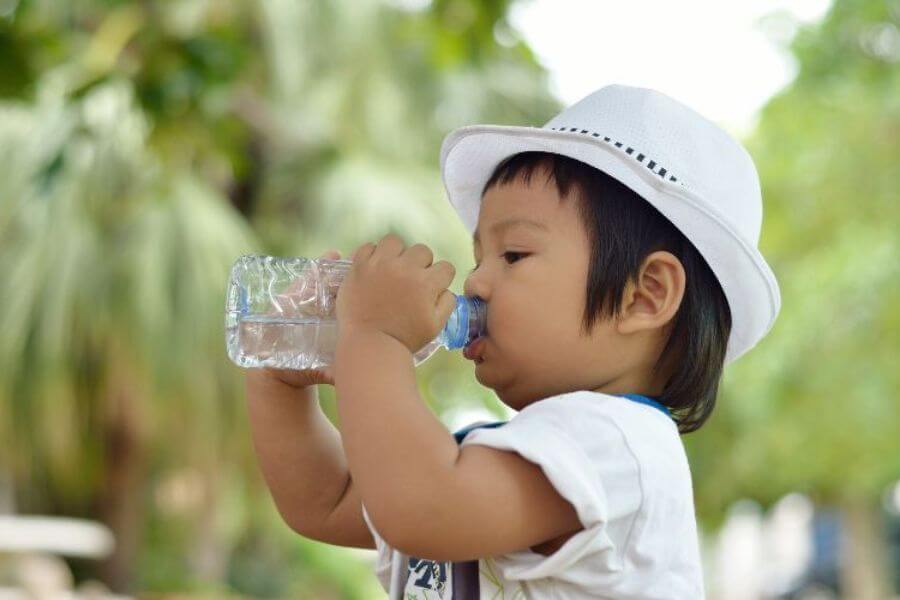 Bổ sung lượng nước cho bé đầy đủ.