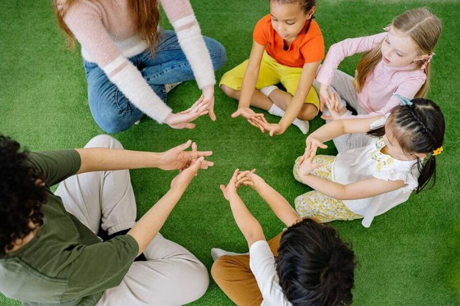 Cho bé tham gia vận động nhiều hơn.